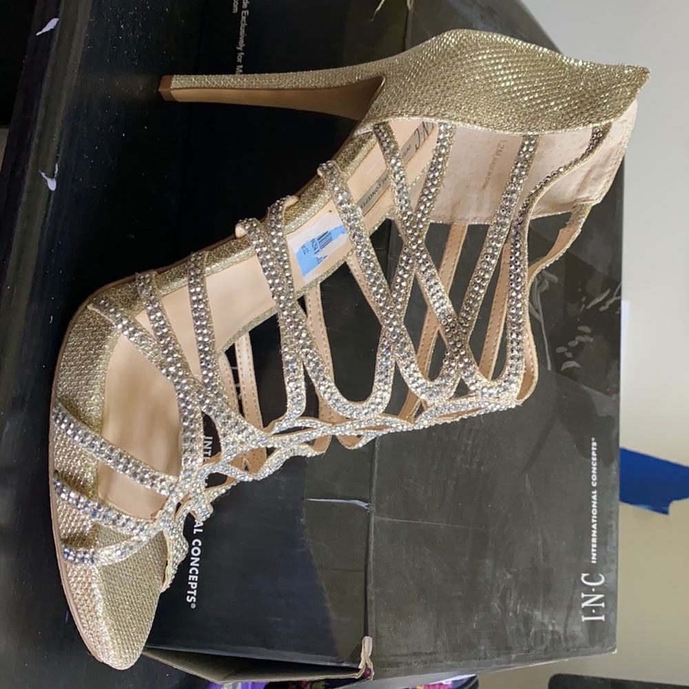 New with tags (small tear on insole - hidden when worn)